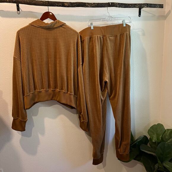 Nike Two Piece Set Size XXL - Tan Waffle Plush Sweater & Jogger Pants - Picture 6 of 16